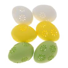 Plastové vajíčka s kvetinovým vzorom v bielej, žltej a zelenej farbe.
