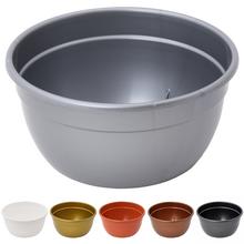 Misa na kvety v rôznych farbách.