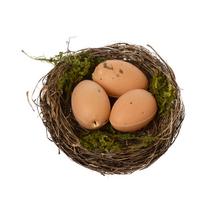 Hniezdo s tromi vajíčkami v prírodnej farbe.