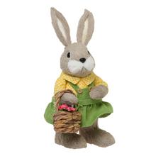 Zajačica so slamenným košíkom v zelenej a žltej farbe.