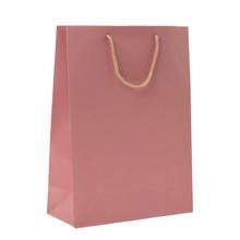 Ružová papierová taška s jutovým uchom.