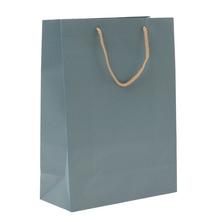 Modrá papierová taška s jutovými uchami.