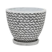 Biely keramický kvetináč s dekoratívnym vzorom a miskou.