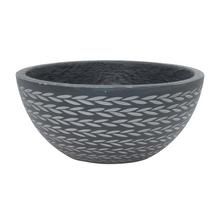 Čierna keramická misa s dekoratívnym vzorom.