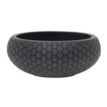 Čierny keramický kvetináč s hexagonálnym vzorom.