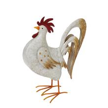 Kovový kohút s červeným hrebenom a oranžovými nohami.