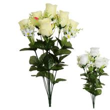 Kytica umelých ruží s bielymi a žltými kvetmi.
