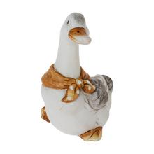 Keramická kačka s hnedým šálom.