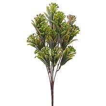 Umelé kvety so zeleno-ružovými bobuľkami.