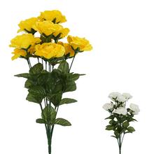 Kytica umelých ruží v žltej a bielej farbe.