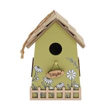 Zelený drevený domček na zavesenie s kvetinovým vzorom.