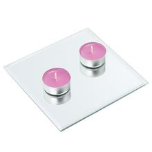 Sklenená podložka s dvoma sviečkami.