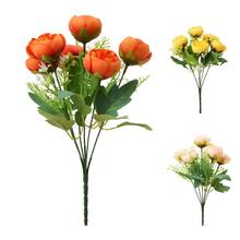 Kytica umelých kvetov Ranunculus s drobnými kvetmi a zeleňou v mixe.