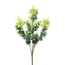 Umelé kvety so zeleno-bielymi drobnými lístkami.