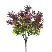 Umelé kvety so zeleno-fialovými lístkami.