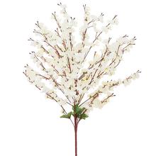 Umelý konár čerešne s bielymi kvetmi.