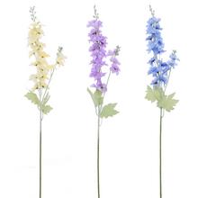 Umelé kvety delphinium v mixe farieb.