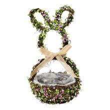 Obal zajac z prútia s kvetinovým dekorom.