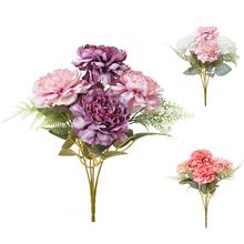 Kytica pivónie s rôznymi farbami a zelenými listami.