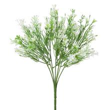 Umelé kvety so zelenými stonkami a bielymi drobnými kvetmi.