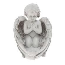 Biely modliaci anjel na podstavci.