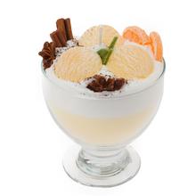 Dekoračná sviečka v tvare dezertu s krémovým perníkom.