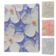 Darčeková taška s kvetinovým vzorom.