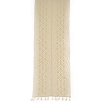 Vyšívaný obrus na stôl v béžovej farbe.