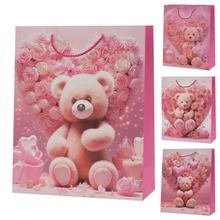 Detská darčeková taška s medvedíkom a kvetinovým motívom.