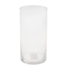 Priehľadná sklenená váza v cylindrickom tvare.