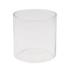 Priehľadná sklenená váza v cylindrickom tvare.