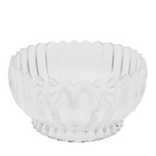 Priehľadná sklenená misa s vlnitým okrajom.