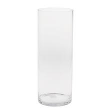 Priehľadná sklenená váza v cylindrickom tvare.