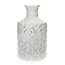 Biela keramická váza s ornamentálnym vzorom.