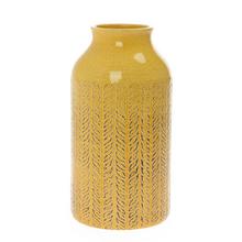 Žltá keramická váza s ornamentálnym vzorom.