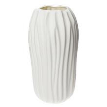 Biela keramická váza s vlnkovým vzorom.