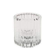 Sklenený svietnik s jemným vzorom.