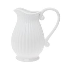 Biela keramická váza džbán s elegantným dizajnom.