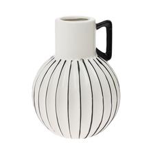 Biela keramická váza s uchom a pruhmi.