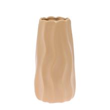 Hnedá keramická váza s vlnkovým vzorom.