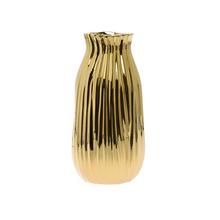 Zlatá keramická váza s pruhovaným dizajnom.