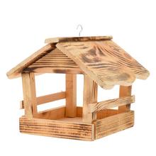 Drevené krmítko pre vtáky s rozmermi 24x22x20 cm.