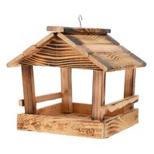 Drevené krmítko pre vtáky s rozmermi 26x30x26 cm.