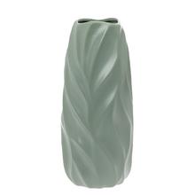 Zelená keramická váza s vlnkovým vzorom.