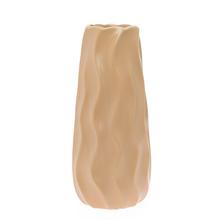 Hnedá keramická váza s vlnkovým vzorom.