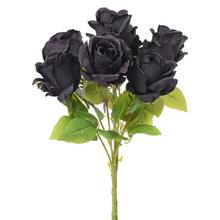 Kytica čiernych ruží s listami.