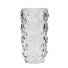 Sklenená váza s geometrickým vzorom.