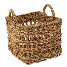 Veľký kôš s ušami z morskej trávy.