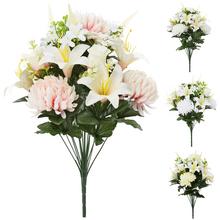 Kytica umelých kvetov s ľaliami a chryzantémami.