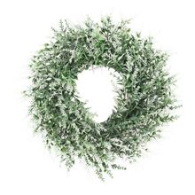 Zeleno-biely veniec s umelými kvetmi.